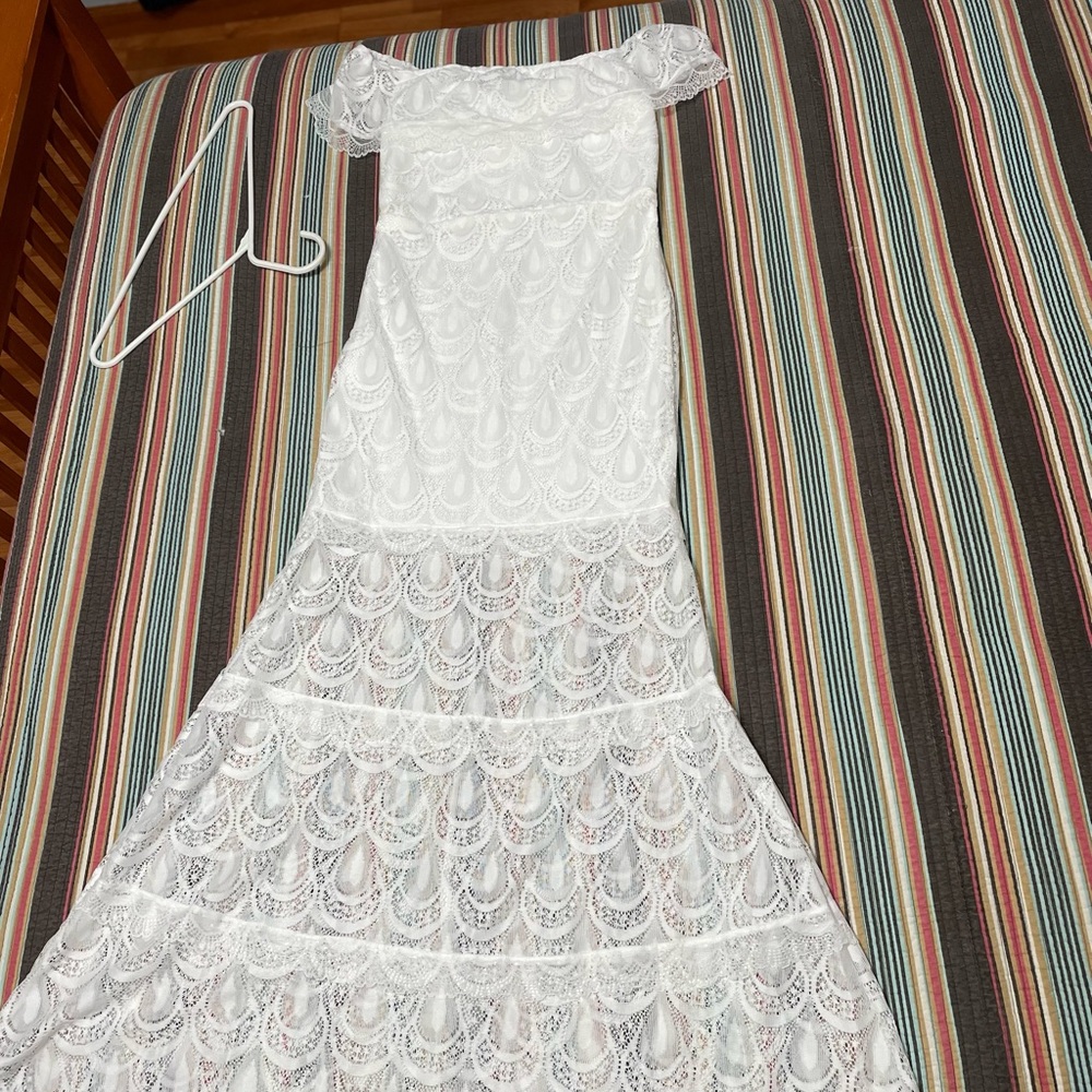 Simple wedding, open lace back and small train. - Picture 13 of 15
